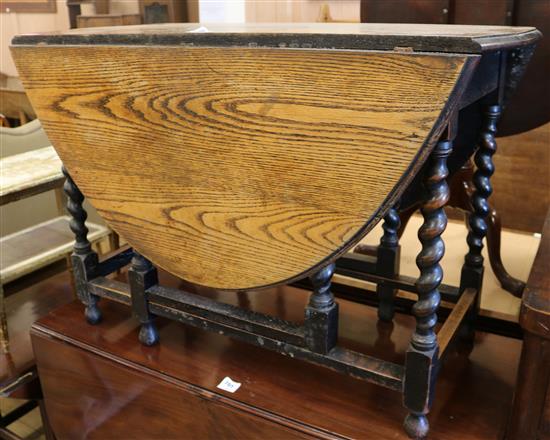 An oak gateleg table, W.107cm